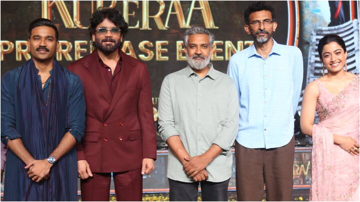 Kuberaa Pre Release Event Photos: కింగ్ అక్కినేని నాగార్జున, కోలీవుడ్ స్టార్ ధనుష్ నటించిన సినిమా 'కుబేర'. ఆదివారం రాత్రి హైదరాబాద్ సిటీలో ప్రీ రిలీజ్ ఈవెంట్ జరిగింది. ఆ ఫోటోలు చూడండి.