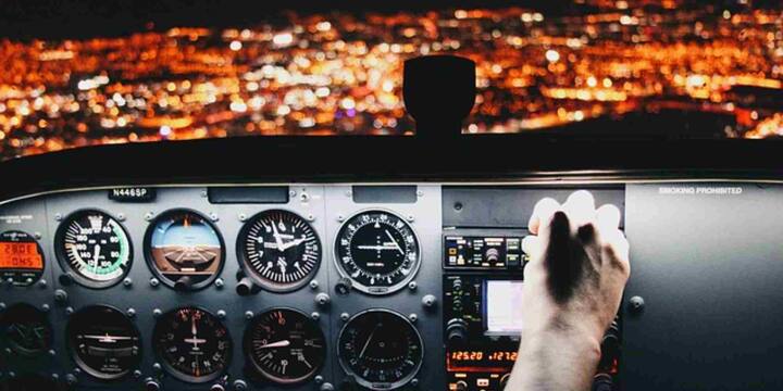 इंफोटेनमेंट सिस्टम: अगर सुरक्षा में चूक हो, तो यह एक रास्ता बन सकता है. इसके अलावा अगर तकनीशियन या अंदरूनी कर्मचारी अगर जानबूझकर सिस्टम में गड़बड़ी करे तो खतरा संभव है. सबसे बड़ा खतरा किसी अंदर के व्यक्ति द्वारा की गई छेड़छाड़ से होता है.