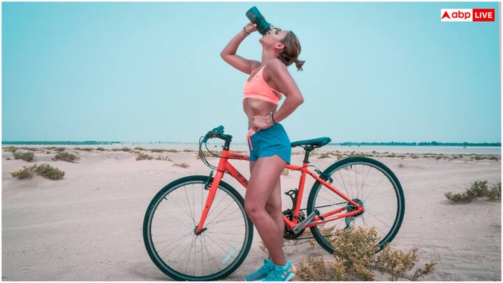 वजन घटाने की कोशिश कर रहे लोगों के लिए सुबह पानी पीना बेहद कारगर होता है. खाली पेट पानी पीने से मेटाबॉलिक रेट 20-30 पर्सेंट तक बढ़ सकता है. गुनगुना पानी को सामान्य तापमान तक लाने के लिए शरीर को एक्स्ट्रा एनर्जी खर्च करनी पड़ती है, जिससे कैलोरी बर्न होती है. इसके अलावा पानी से भूख भी नियंत्रित होती है, जिससे सुबह नाश्ते में एक्स्ट्रा कैलोरी लेने से बचा जा सकता है.