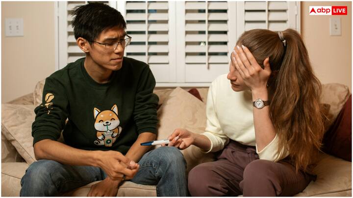 hCG और प्रोजेस्टेरोन हार्मोन बढ़ने से शरीर में थकान महसूस होती है और नींद ज्यादा आती है. यह लक्षण शारीरिक संबंध बनाने के 10-14 दिन बाद दिख सकता है.