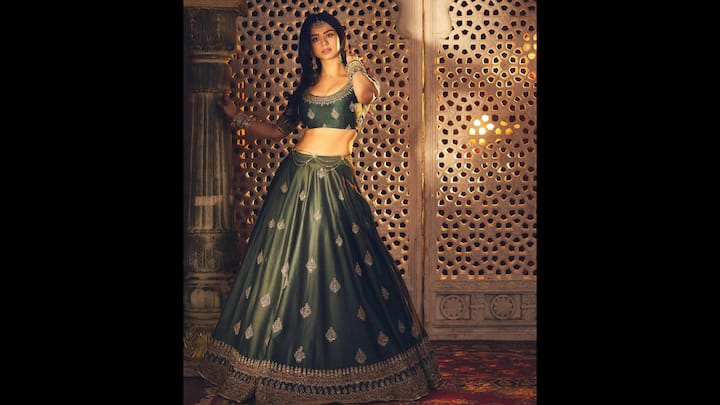 2. Emerald Green Lehenga: Soundarya channeled royal charm in this breathtaking emerald green lehenga. Adorned with intricate zari embroidery and golden motifs, the outfit is perfect for festivals. She wore a matching blouse with her voluminous, both of which had ornate detailing. The actress completed her look with statement jewellery pieces, including chunky bangles, a maang tikka, earrings, and a dainty kamarbandh. The glamorous lehenga is definitely a timeless and elegant masterpiece. (Image Source: Instagram/@iamsoundaryasharma)