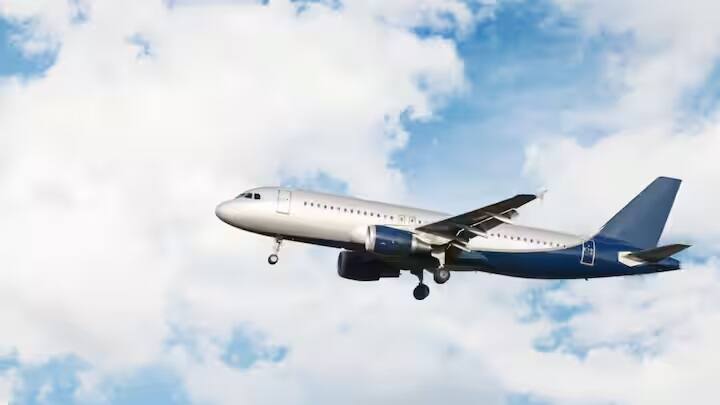 થોડા દિવસ પહેલા ગુજરાતના અમદાવાદમાં થયેલા વિમાન દૂર્ઘટનામાં 241 મુસાફરોના મોત થયા હતા. એર ઇન્ડિયાનું એક વિમાન અમદાવાદથી લંડન જઈ રહ્યું હતું. વિમાન ઉડાન ભરતાની સાથે જ તે અકસ્માતનો ભોગ બન્યું અને એક ઇમારત સાથે અથડાયું.