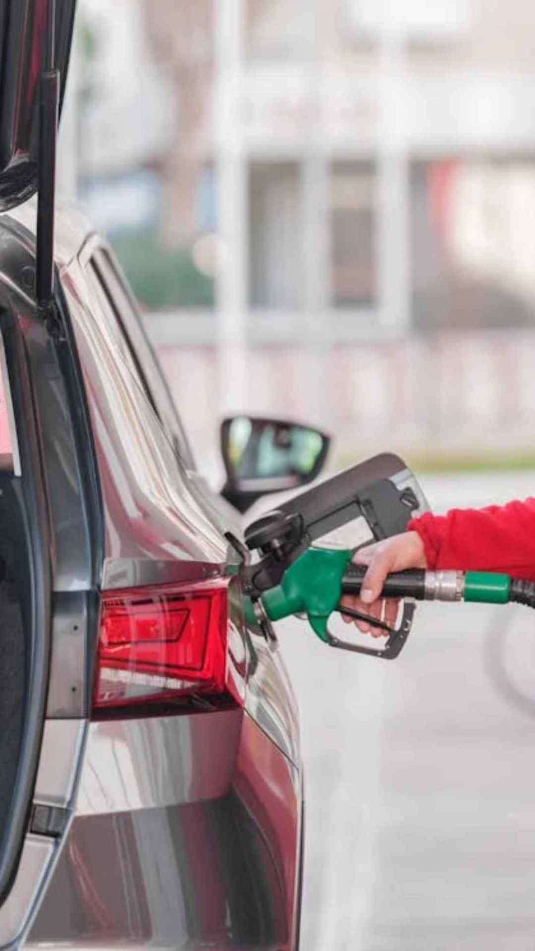 पेट्रोल की कीमत पेट्रोल की मात्रा, उसकी सप्लाई और देश में टैक्स की प्रोसेस पर निर्भर करती है