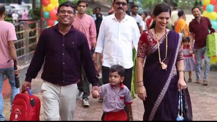 वसईमध्ये एका वडिलांनी आपल्या चार वर्षांच्या मुलाला पहिल्याच दिवशी शाळेत सोडण्यासाठी चक्क रोल्स रॉयससारख्या आलिशान गाडीचा वापर केला आणि त्याच्यासोबत पाच गाड्यांचा ताफा घेऊन शाळेपर्यंत एंट्री दिली.