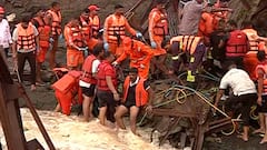 Kundmala Bridge Collapse Pune : पुण्यातील इंद्रायणीवरील पूल कोसळला, तिघांचा मृत्यू तर 38 जण वाचले; काळीज हेलावणारे 10 फोटो समोर