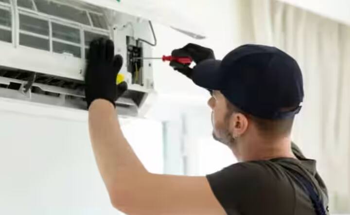 ਇਸ ਤੋਂ ਇਲਾਵਾ ਇਹ ਵੀ ਹੋ ਸਕਦਾ ਹੈ ਕਿ ਤੁਹਾਡੇ ਕਮਰੇ ਵਿੱਚ ਏਸੀ ਸਹੀ ਢੰਗ ਨਾਲ ਨਹੀਂ ਲਗਾਇਆ ਗਿਆ ਹੋਵੇ। ਜੇ ਏਸੀ ਸਹੀ ਢੰਗ ਨਾਲ ਨਹੀਂ ਲਗਾਇਆ ਗਿਆ ਹੈ ਤਾਂ ਪਾਣੀ ਡਰੇਨੇਜ ਪਾਈਪ ਤੱਕ ਨਹੀਂ ਪਹੁੰਚ ਸਕਦਾ ਅਤੇ ਸਾਹਮਣੇ ਤੋਂ ਟਪਕਣਾ ਸ਼ੁਰੂ ਹੋ ਜਾਂਦਾ ਹੈ।