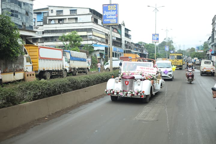भोईर यांनी आपल्या मुलाला रोल्स रॉयल या महागड्या आणि प्रतिष्ठित गाडीतून शाळेत पोहोचवलं. त्यासोबत पाच अन्य गाड्यांचा ताफा होता, आणि सर्व गाड्या फुलांनी सजवलेल्या होत्या.