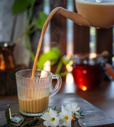 ਚਾਹ ਵਿਚ ਕੈਫੀਨ ਹੋਣ ਕਰਕੇ ਇਹ ਸਰੀਰ ਨੂੰ ਜਾਗਰੂਕ ਕਰ ਦਿੰਦੀ ਹੈ। ਜੇ ਤੁਸੀਂ ਰਾਤ ਨੂੰ ਜਾਂ ਜ਼ਿਆਦਾ ਚਾਹ ਪੀਂਦੇ ਹੋ, ਤਾਂ ਇਹ ਨੀਂਦ ਆਉਣ ਵਿਚ ਰੁਕਾਵਟ ਪੈਦਾ ਕਰ ਸਕਦੀ ਹੈ।