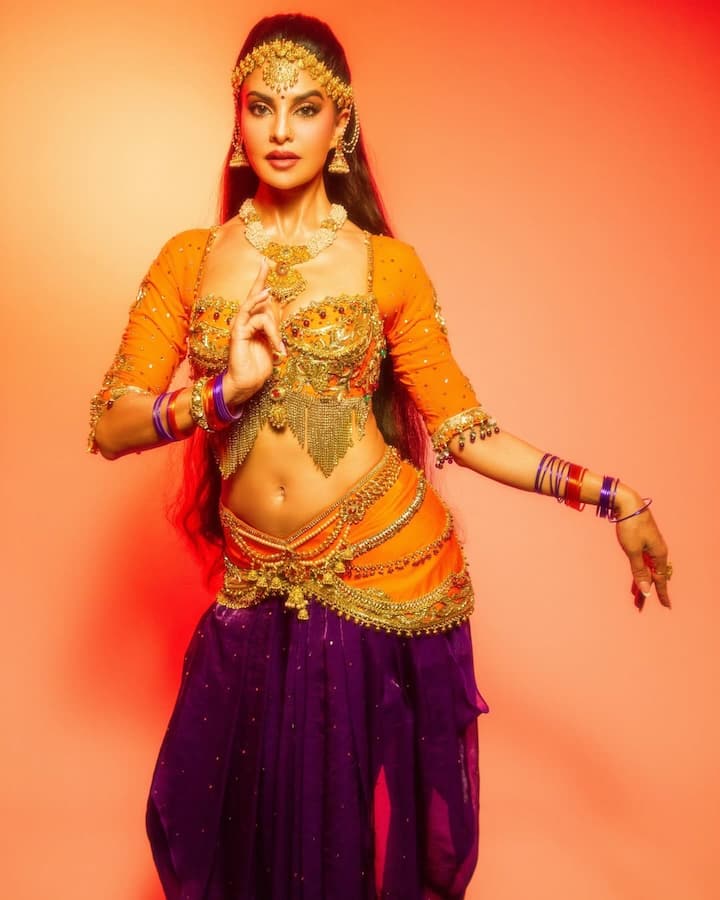 जैकलीन फर्नांडीज की ये तस्वीरें इंस्टाग्राम पर पोस्ट होते ही जंगल में आग की तरह वायरल हो गई हैं।