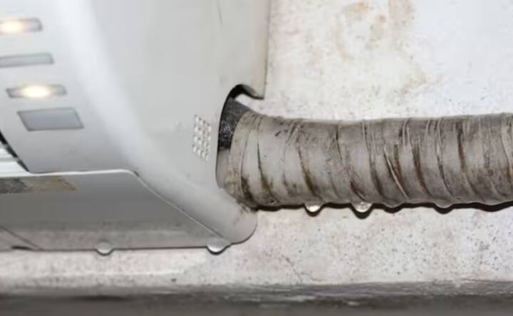 ਇਹ ਕਈ ਵਾਰ ਦੇਖਿਆ ਗਿਆ ਹੈ ਕਿ ਏਸੀ ਵਿੱਚੋਂ ਪਾਣੀ ਟਪਕਦਾ ਹੈ। ਬਹੁਤ ਸਾਰੇ ਲੋਕ ਸਮਝ ਨਹੀਂ ਪਾਉਂਦੇ। ਉਹ ਚਿੰਤਤ ਹੋ ਜਾਂਦੇ ਹਨ। ਅਜਿਹਾ ਕਿਉਂ ਹੋ ਰਿਹਾ ਹੈ ? ਤੁਹਾਨੂੰ ਦੱਸ ਦੇਈਏ ਕਿ ਏਸੀ ਵਿੱਚੋਂ ਪਾਣੀ ਟਪਕਣਾ ਇੱਕ ਆਮ ਪ੍ਰਕਿਰਿਆ ਹੈ। ਬਹੁਤ ਸਾਰੇ ਲੋਕ ਸੋਚਦੇ ਹਨ ਕਿ ਏਸੀ ਖਰਾਬ ਹੋ ਰਿਹਾ ਹੈ। ਇਸੇ ਲਈ ਅਜਿਹਾ ਹੋ ਰਿਹਾ ਹੈ ਜਦੋਂ ਕਿ ਅਜਿਹਾ ਨਹੀਂ ਹੈ।