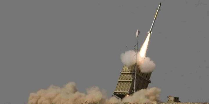 David's Sling को 40 से 300 किलोमीटर की दूरी से आने वाली मिसाइलों और हवाई हमलों से निपटने के लिए बनाया गया है. यह सिस्टम बैलिस्टिक मिसाइलों, क्रूज मिसाइलों, ड्रोन और दुश्मन विमानों को मार गिरा सकता है.