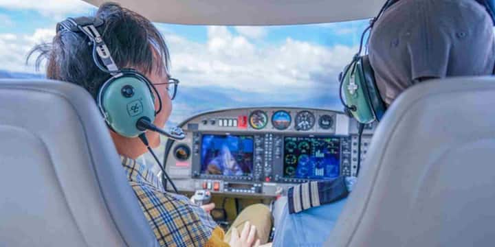 आज के ज्यादातर यात्री विमान जैसे Boeing 737, Airbus A320, Boeing 777 आदि आधुनिक एवियोनिक्स (Avionics) सिस्टम से नियंत्रित होते हैं. ये कंप्यूटर सिस्टम उड़ान संचालन, नेविगेशन, इंजन नियंत्रण और ऑटोपायलट जैसी अहम जिम्मेदारियां निभाते हैं. इन सभी को इस तरह डिज़ाइन किया गया है कि यह बाहरी नेटवर्क, जैसे इंटरनेट या वाई-फाई से पूर्णतः अलग (Isolated) रहें.