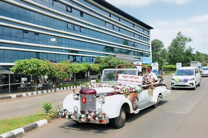 गाड्यांबरोबर ढोल-ताशांच्या गजरात आणि आनंदाच्या वातावरणात शाळेपर्यंत रॅली काढण्यात आली. या शानदार ‘एंट्री’चा व्हिडिओ सध्या सोशल मीडियावर मोठ्या प्रमाणात व्हायरल होत आहे.