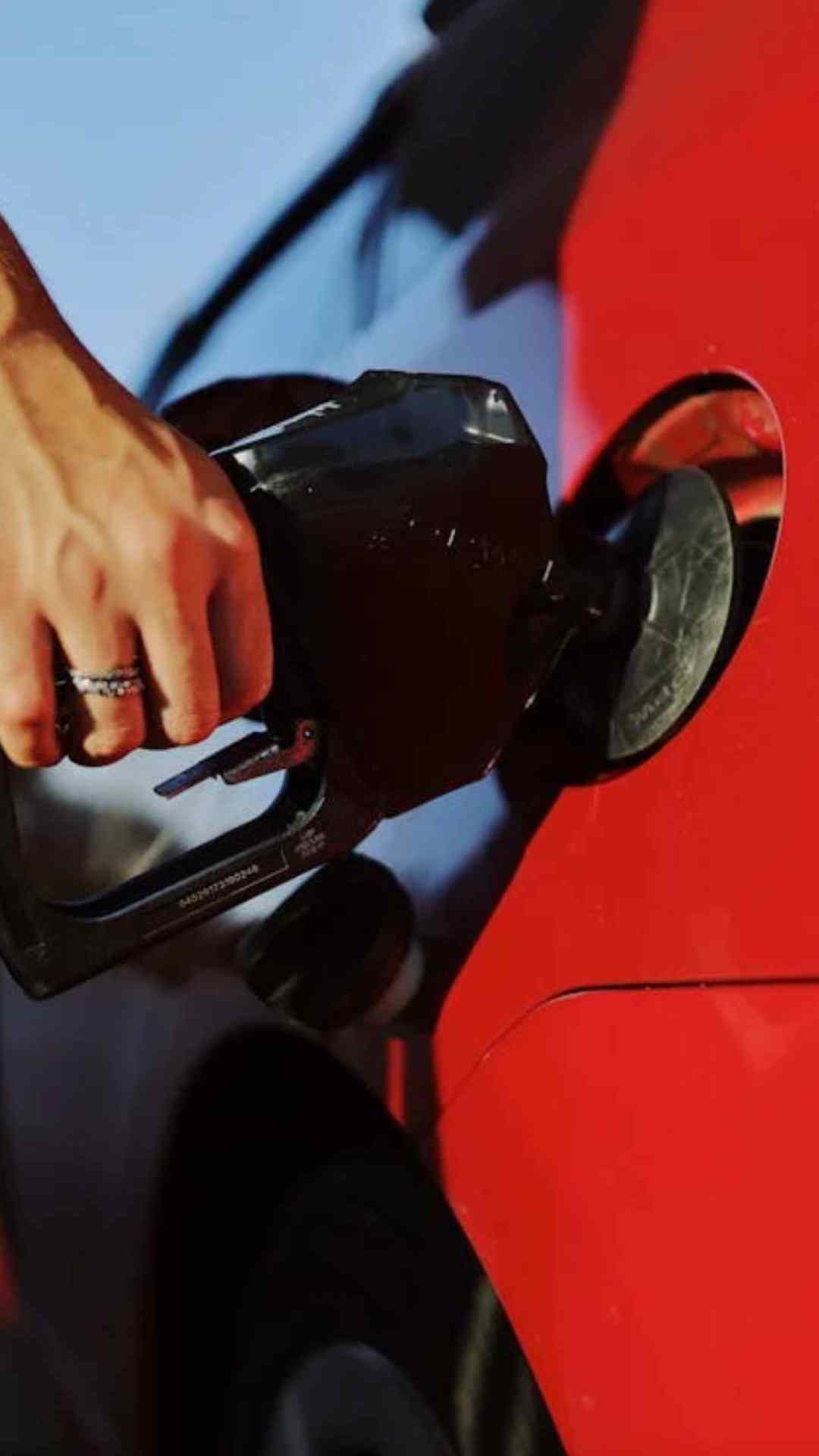 वहीं हर देश में पेट्रोल की कीमत अलग-अलग होती है