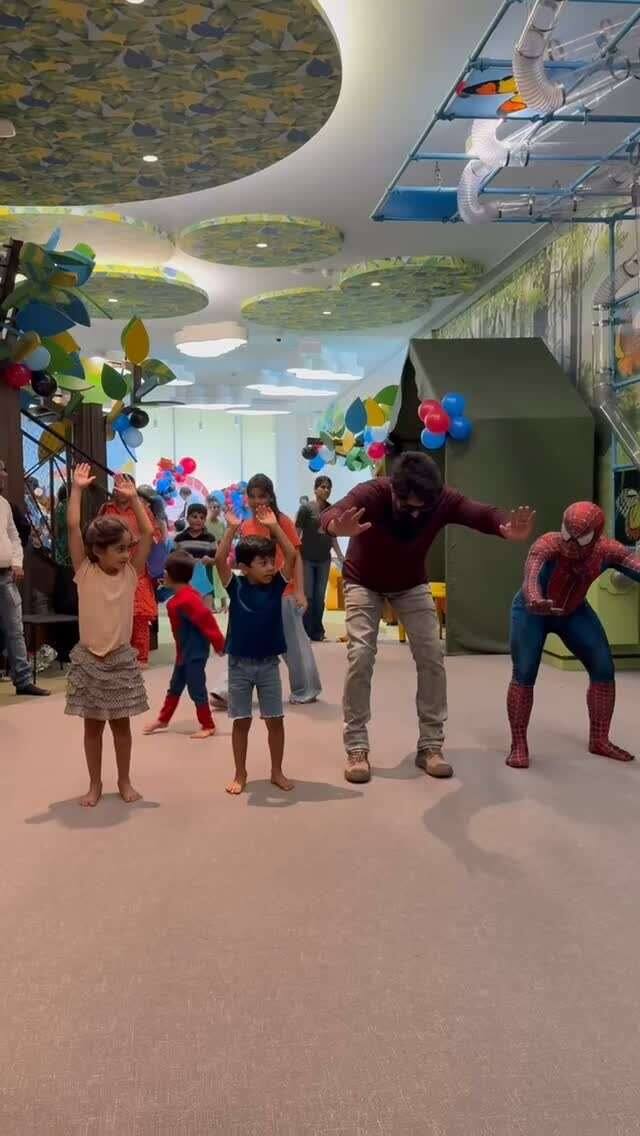 కన్నడ స్టార్ యశ్ తన పిల్లలతో సరదాగా గడిపారు. ఈ వీడియోను ఆయన భార్య రాధికా పండిట్ ఇన్ స్టాలో షేర్ చేయగా వైరల్ అవుతోంది. 'ప్రపంచంలోనే ది బెస్ట్ డాడ్. మా పిల్లల కోసం ఆయన చిన్న పిల్లాడిలా మారిపోతారు. హ్యాపీ ఫాదర్స్ డే' అంటూ రాసుకొచ్చారు.