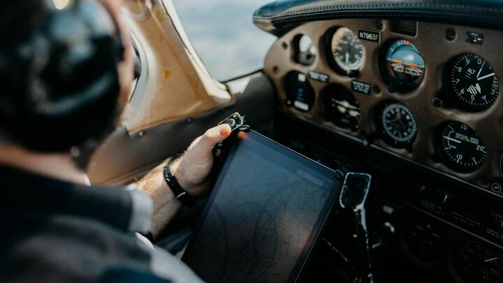 हालांकि कॉमर्शियल पायलटों की रिटारमेंटर उम्र 67 साल तक किए जाने की बात पिछले काफी समय से चल रही है, लेकिन इस पर तीखी बहस भी जारी है.