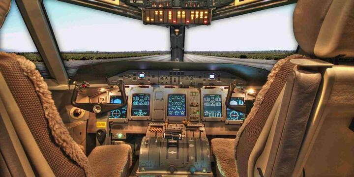 तकनीकी रूप से किसी भी आधुनिक यात्री विमान को रिमोटली हैक करके क्रैश कराना बेहद मुश्किल और लगभग असंभव है. हालांकि, सुरक्षा एजेंसियां इस संभावना को नजरअंदाज नहीं करतीं और सतत निगरानी व सुधार जारी रखते हैं. सबसे गंभीर खतरा भीतर से आने वाले साइबर खतरों का होता है जिसे रोकने के लिए कड़े प्रोटोकॉल लागू किए जाते हैं.