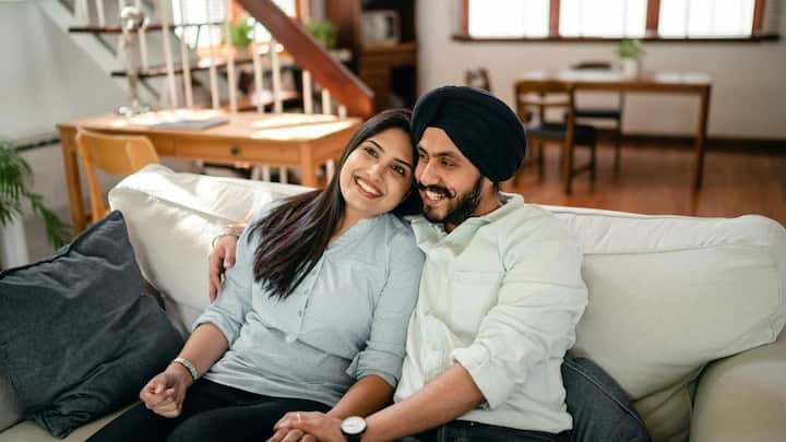 लड़का भले ही एवरेज शक्ल का है लेकिन उसमें अगर दिल जीतने का हुनर है तो लड़कियां उसे पसंद कर सकती हैं, भले ही वो सांवला ही क्यों न हो.