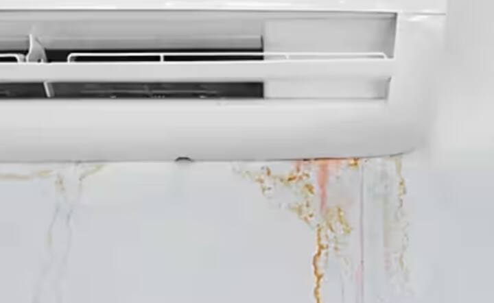 ਤੁਹਾਨੂੰ ਦੱਸ ਦੇਈਏ ਕਿ ਪਾਣੀ ਆਮ ਤੌਰ 'ਤੇ ਏਸੀ ਦੇ ਪਿਛਲੇ ਪਾਸੇ ਤੋਂ ਡਿੱਗਦਾ ਹੈ। ਜੇ ਤੁਹਾਡੇ ਘਰ ਵਿੱਚ ਲੱਗੇ ਏਸੀ ਦੇ ਸਾਹਮਣੇ ਤੋਂ ਪਾਣੀ ਡਿੱਗ ਰਿਹਾ ਹੈ, ਤਾਂ ਕੋਈ ਹੋਰ ਕਾਰਨ ਹੋ ਸਕਦਾ ਹੈ ਜਿਵੇਂ ਕਿ ਤੁਹਾਡੇ ਏਸੀ ਦਾ ਡਰੇਨੇਜ ਪਾਈਪ ਬੰਦ ਹੋ ਗਿਆ ਹੈ। ਇਸ ਕਾਰਨ, ਪਾਣੀ ਸਾਹਮਣੇ ਤੋਂ ਡਿੱਗ ਰਿਹਾ ਹੈ।