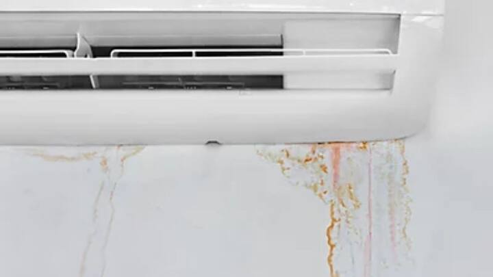 आपको बता दें एसी में समान्य तौर पर पानी पीछे से गिरता है. अगर आपके घर में लगे एसी में आगे से पानी गिर रहा है. तो कुछ और वजह हो सकती है जैसे कि आपकी एसी का ड्रेनेज पाइप बंद हो. इस वजह से पानी आगे से गिर रहा हो.