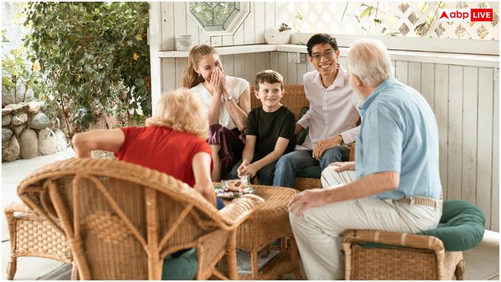 डॉक्टरों की मानें तो ब्लड टेस्ट (Beta hCG टेस्ट) से शारीरिक संबंध बनाने के 6-8 दिन में ही प्रेग्नेंसी का पता लगाया जा सकता है. यह टेस्ट hCG के लोअर लेवल को भी माप सकता है.