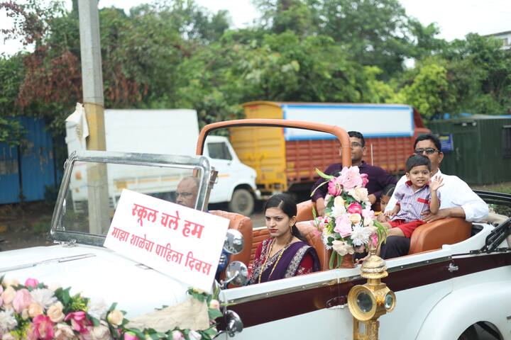 वसई : आज सर्वत्र पितृ दिवस अर्थात फादर्स डे साजरा केला जातोय. मात्र वसई बापाने मुलाचा शाळेतील पहिला दिवस एकदम ‘रॉयल’ करत हा दिवस अविस्मरणीय केला आहे. यात आपल्या लाडक्या पाल्याचं शाळेत थेट रोल्स रॉयस आणि पाच गाड्यांच्या ताफ्यातून शाळेत एंट्री केली आहे.