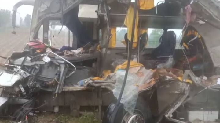 शिर्डीकडे जाणाऱ्या प्रवासी ट्रॅव्हल्स आणि आंबे घेऊन जाणाऱ्या ट्रक यांच्यात जोरदार धडक झाली.