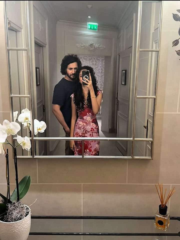 సూపర్ స్టార్ మహేష్ బాబు కుమార్తె సితార ఆయనకు సోషల్ మీడియా వేదికగా 'ఫాదర్స్ డే' విషెష్ తెలిపారు. తండ్రితో కలిసి కొన్ని మిర్రర్ ఫోటోస్ షేర్ చేయగా వైరల్ అవుతున్నాయి.