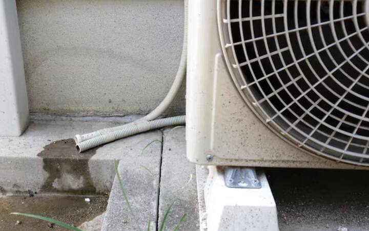 ਜੇ ਤੁਸੀਂ ਇਸ ਤਰ੍ਹਾਂ ਦੀ ਸਮੱਸਿਆ ਦਾ ਸਾਹਮਣਾ ਕਰ ਰਹੇ ਹੋ, ਤਾਂ ਸਭ ਤੋਂ ਪਹਿਲਾਂ ਏਸੀ ਵਿੱਚ ਡਰੇਨੇਜ ਪਾਈਪ ਨੂੰ ਸਾਫ਼ ਕਰੋ। ਇਸ ਤੋਂ ਇਲਾਵਾ ਏਸੀ ਦੇ ਫਿਲਟਰਾਂ ਨੂੰ ਵੀ ਸਾਫ਼ ਕਰੋ ਅਤੇ ਜਾਂਚ ਕਰੋ ਕਿ ਏਸੀ ਯੂਨਿਟ ਸਹੀ ਪੱਧਰ 'ਤੇ ਸਥਾਪਿਤ ਹੈ ਜਾਂ ਨਹੀਂ।