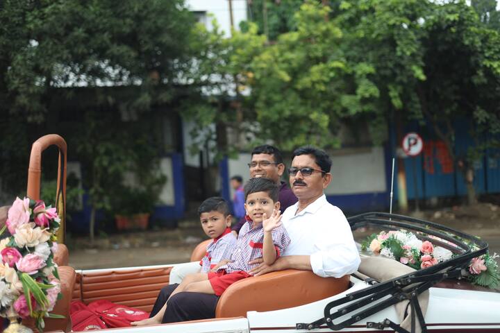 या खास क्षणाचं आयोजन केलं होतं नवीत भोईर यांनी, जे पेशाने शिक्षक आहेत. ते वसईजवळील कामण परिसरातील खिंडीपाडा येथील जिल्हा परिषद शाळेत अध्यापन करतात.