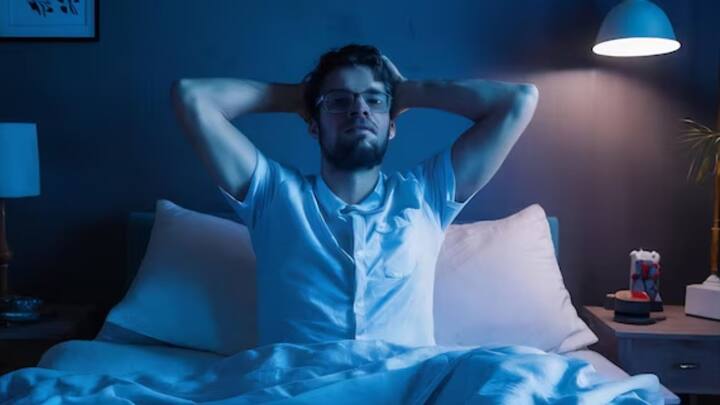 মাঝরাতে ঘুম ভেঙে যায় অনেকেরই। একটু আওয়াজ হলেই ঘুম ভেঙে যায় কারও। কারও আবার পাশ ফিরলেও ঘুম ভেঙে যায়। কিন্তু রাত ঠিক ৩টে নাগাদ ঘুম ভাঙে কারও কারও। একদিন নয়, প্রায়শই এমন হয়। নেহাত কাকতালীয় ঘটনা নয়, এর নেপথ্যে রয়েছে বিশেষ কিছু কারণ।