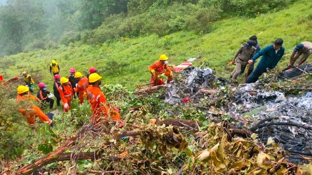 Uttarakhand helicopter crash UCADA cancelled two pilot licenses for negligence in safety ann Uttarakhand: हेली हादसों के बाद UCADA सख्त, दो पायलटों के लाइसेंस रद्द, यात्रियों की सुरक्षा में चूक का आरोप