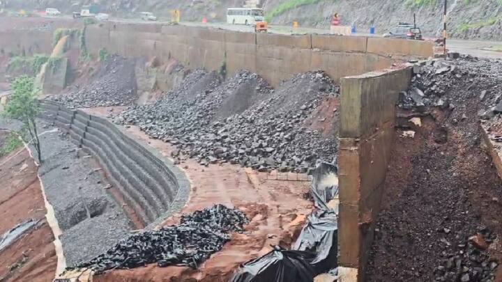 मुंबई-गोवा महामार्गावरील परशुराम घाटातील संरक्षक भिंतीची माती पाण्याच्या प्रवाहात वाहून गेल्याने येथील प्रवास आता धोकादायक वळणावर पोहोचला आहे.