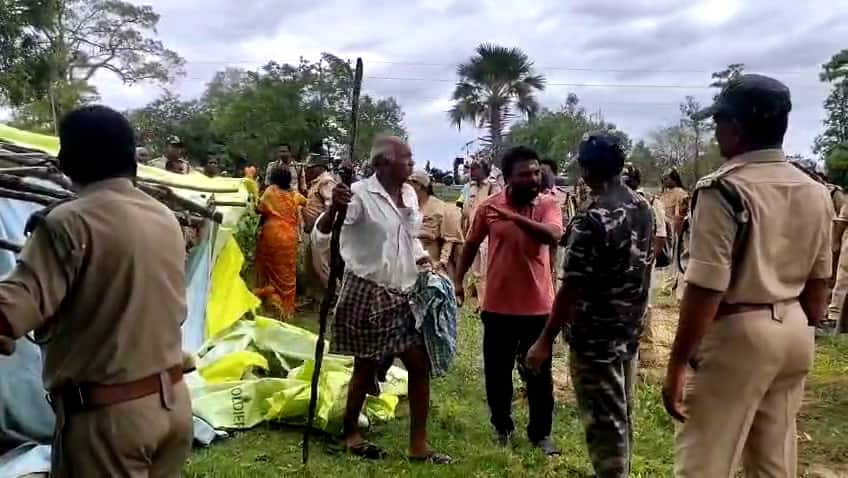 High Tension In Mulugu: సీతక్క ఇలాకాలో జేసీబీ, బుల్డోజర్లతో వెళ్లిన అధికారులు.. కర్రలతో గిరిజనులు అడ్డుకోవడంతో ఉద్రిక్తత