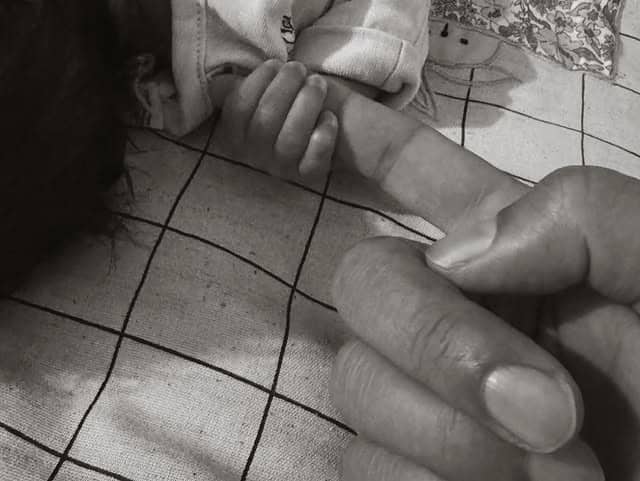 यासोबतच त्यांनी मुलांच्या हातांचा फोटोही शेअर केला.