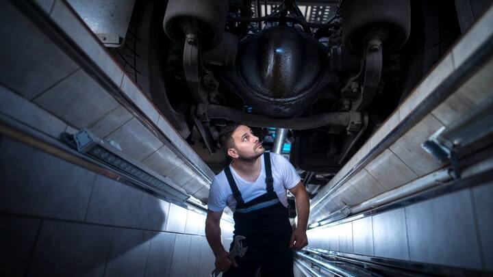 A चेक से पहले एक छोटी सी जांच की जाती है. इसका खर्चा 5-10 लाख रुपये प्रति उड़ान आता है. यह 500-800 घंटों के बीच होता है. इसमें 20-50 लाख खर्चा होते हैं.