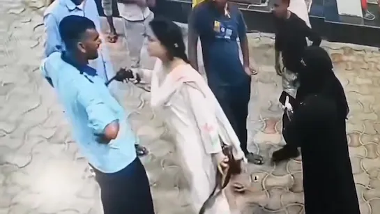 ఎన్ని బుల్లెట్లు దింపుతుందో ఎవరూ గుర్తించలేరట - యూపీ మహిళా డాన్ బెదిరింపులు - వీడియో చూస్తే షాకే