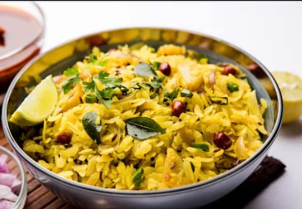 पोहा: पोहा को हल्का और लो-फैट ब्रेकफास्ट माना जाता है, लेकिन जब इसे अकेले खाया जाए, तो यह अधूरा नाश्ता होता है. इसमें प्रोटीन और फाइबर की भारी कमी होती है. सिर्फ कार्ब्स से भरे इस फूड को खाने से जल्दी भूख लग जाती है और दिनभर थकावट भी महसूस हो सकती है.
