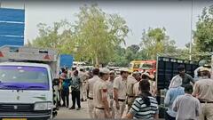 दिल्ली के अशोक विहार में गरजा DDA का बुलडोजर, कई झुग्गियों को गिराया गया