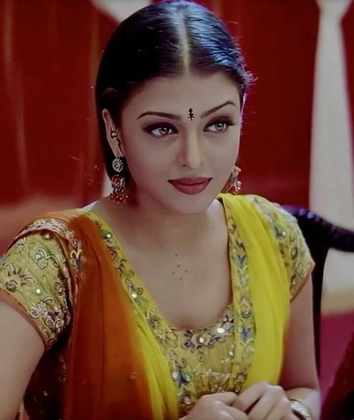 फिल्म लव ट्राइएंगल पर बेस्ड है, जिसमं ऐश्वर्या के किरदार के दो दीवाने होते हैं.