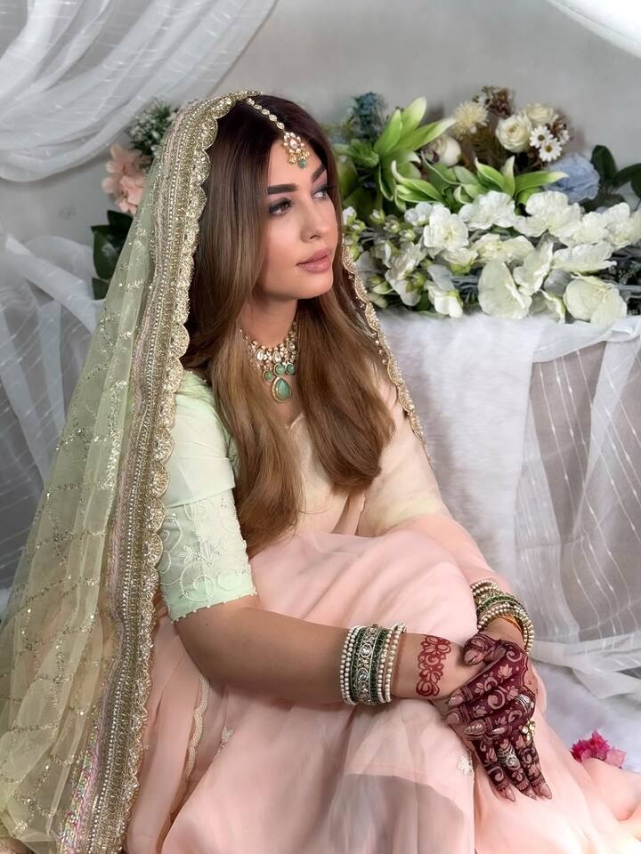 एनिवर्सरी के मौके पर पूजा बिल्कुल रियल ब्राइड जैसी लग रही थीं. उन्होंने पीच कलर की साड़ी के संग लाइट ग्रीन रंग का ब्लाइज कैरी किया.
