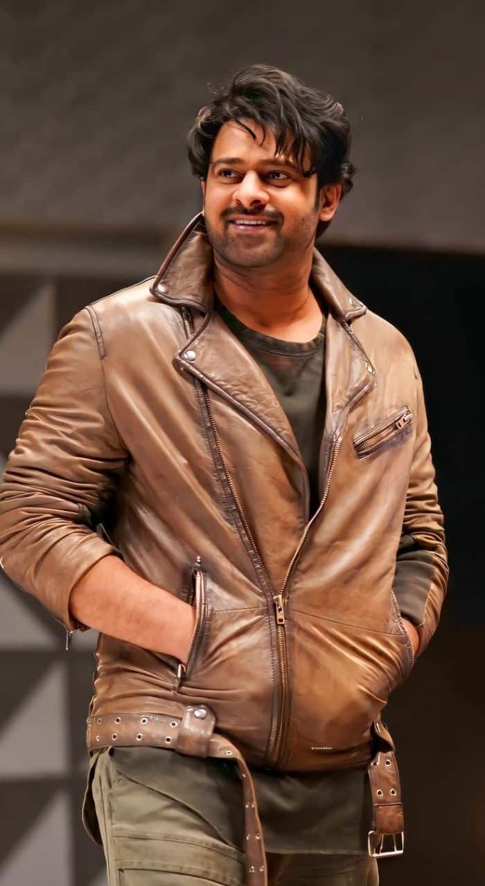आगे चलकर उन्होंने हैदराबाद के श्री चैतन्य कॉलेज से ग्रेजुएशन की डिग्री हासिल की और बीटेक की पढ़ाई पूरी की.