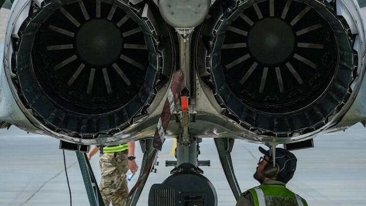 भारत में बड़े एयरपोर्ट जैसे मुंबई, हैदराबाद, नागपुर और बेंगलुरु में MRO हब है. इसके अलावा लाइन मेंटेनेंस स्टेशन भी होते हैं. इन MRO में उड़ान से पहले चेकिंग और रिपेयर होता है.