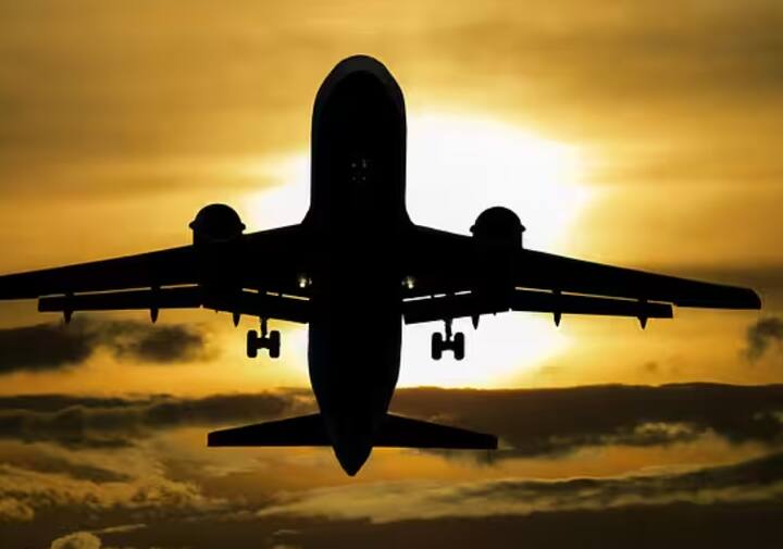 ਅਹਿਮਦਾਬਾਦ ਹਵਾਈ ਅੱਡੇ ਨੇੜੇ ਹੋਏ ਜਹਾਜ਼ ਹਾਦਸੇ ਤੋਂ ਬਾਅਦ, ਲੋਕਾਂ ਦੇ ਮਨਾਂ ਵਿੱਚ ਹਵਾਈ ਯਾਤਰਾ ਨੂੰ ਲੈ ਕੇ ਡਰ ਦਾ ਮਾਹੌਲ ਹੈ। ਬਹੁਤ ਸਾਰੇ ਲੋਕਾਂ ਨੇ ਏਅਰ ਇੰਡੀਆ ਰਾਹੀਂ ਯਾਤਰਾ ਨਾ ਕਰਨ ਦੀ ਗੱਲ ਕੀਤੀ ਹੈ, ਜਦੋਂ ਕਿ ਕੁਝ ਲੋਕ ਜਹਾਜ਼ ਦੇ ਉਡਾਣ ਭਰਨ ਤੋਂ ਬਾਅਦ ਘਬਰਾ ਰਹੇ ਹਨ। ਇਸ ਦੌਰਾਨ ਕੁਝ ਜਹਾਜ਼ਾਂ ਦੀ ਐਮਰਜੈਂਸੀ ਲੈਂਡਿੰਗ ਦੀ ਖ਼ਬਰ ਨੇ ਵੀ ਸਾਰਿਆਂ ਨੂੰ ਹੈਰਾਨ ਕਰ ਦਿੱਤਾ। ਜਦੋਂ ਵੀ ਹਵਾ ਵਿੱਚ ਅਜਿਹਾ ਕੁਝ ਵੀ ਹੁੰਦਾ ਹੈ, ਤਾਂ ਜਹਾਜ਼ ਦੇ ਅੰਦਰ ਸੈਂਕੜੇ ਲੋਕਾਂ ਦੀ ਜਾਨ ਖ਼ਤਰੇ ਵਿੱਚ ਪੈ ਜਾਂਦੀ ਹੈ।