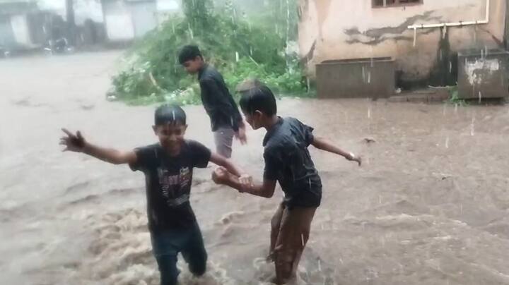 ભાવનગર જિલ્લામાં મેઘરાજાએ ધમાકેદાર બેટિંગ કરી છે. જેસર તાલુકાના ગ્રામ્ય પંથકમાં વહેલી સવારથી જ વરસાદી વાતાવરણ છે. ભારે વરસાદના કારણે જેસર તાલુકાના મુખ્ય બજારમાં પાણી વહી રહ્યા છે.