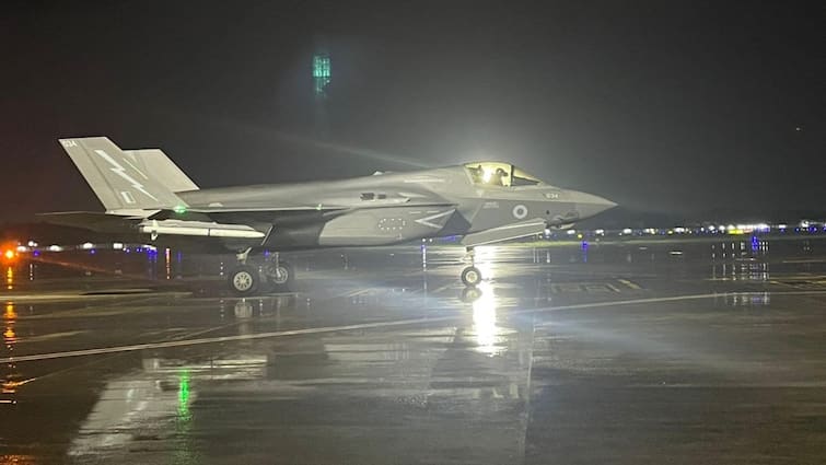 British F-35B jet makes emergency landing in Kerala detected by indian radar अमेरिका के दावों की खुल गई पोल, भारत के IACCS ने पकड़ लिया F-35 स्टेल्थ फाइटर जेट, दुनिया रह गई भौचक्की