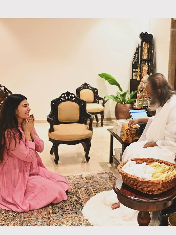 बॉलीवुड एक्ट्रेस जैकलीन फर्नांडिस हाल ही में बेंगलुरु में स्थित श्री श्री रविशंकर के आश्रम पहुंची और वहां की तस्वीरों को उन्होंने फैंस संग सोशल मीडिया पर शेयर की हैं.