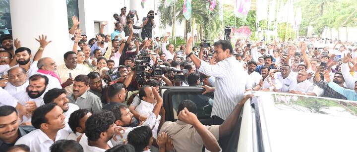 జైలుకు వెళ్లేందుకు భయం లేదన్నారు కేటీఆర్. ఒక్కసారి కాదు వందసార్లు అయినా జైలుకు పోతామన్నారు. కాంగ్రెస్ ప్రభుత్వాన్ని వదిలిపెట్టే ప్రసక్తే లేదని పేర్కొన్నారు.