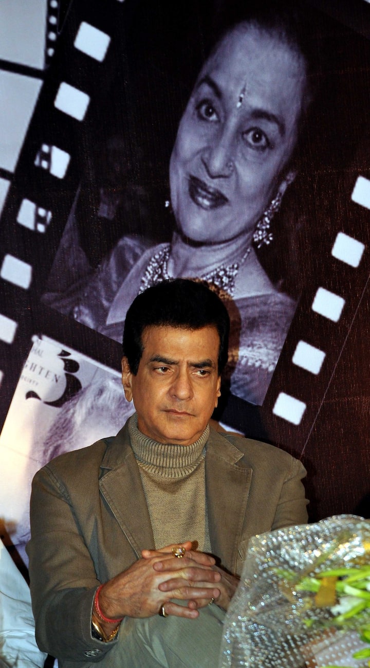 Whenever the news of a plane crash comes, people also start remembering old accidents. One such anecdote took place years ago, in which Bollywood superstar Jitendra died while dying.