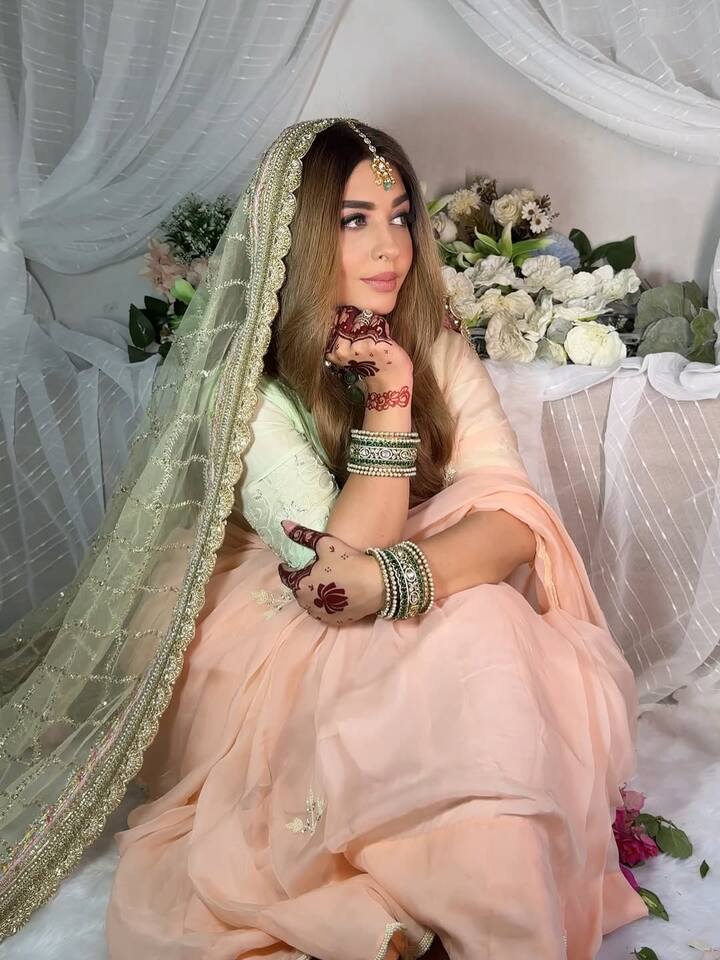 पूजा बत्रा अपनी एनिवर्सरी पर हूबही हिना की तरह ही सजधज कर तैयार हुईं .